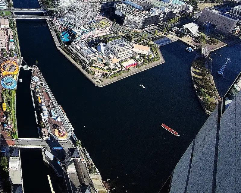 横浜みなとみらいの街並み右下