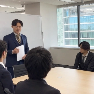 座学研修で基礎を学んでいる写真