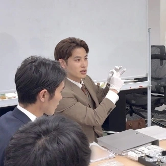 接客や査定の流れを学んでいる写真