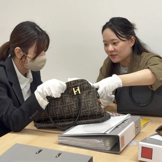 ブランド品の知識を学んでいる写真