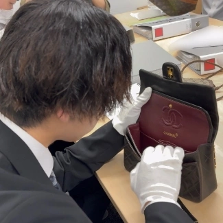 査定力を磨きながら学んでいる写真