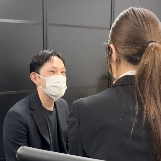 店舗研修で体験しながら学んでいる写真